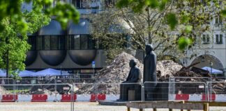 Die Bronzefiguren von Karl Marx und Friedrich Engels sind während der Bauarbeiten nicht zugänglich.