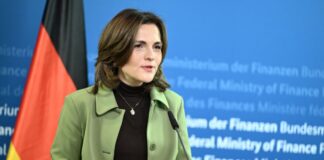 Ostbeauftragte kritisiert Streichung bei Demokratieförderung Elisabeth Kaiser (SPD), Beauftragte der Bundesregierung für Ostdeutschland, sieht die Streichung der Förderung von rund 200 Demokratieprojekten kritisch. (Archivbild)