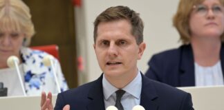 Minister zu digitaler Gewalt: «Männer können lauter werden» Minister Grimm hat in seiner Rede die Männer in Brandenburg angesprochen.