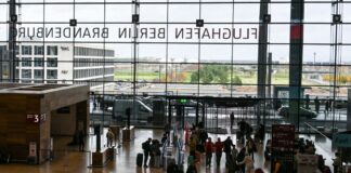 Die irische Fluggesellschaft Ryanair will ihr Flugangebot am Flughafen Berlin Brandenburg (BER) um die Hälfte reduzieren. (Archivbild)