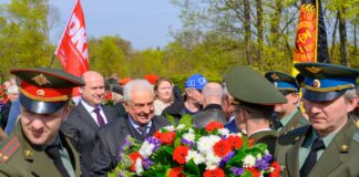 BSW-Besuch in russischer Botschaft löst scharfe Kritik aus Der russische Botschafter Sergej Netschajew legt mit zahlreichen Gästen zum Gedenken am 81. Jahrestag der Schlacht auf den Seelower Höhen einen Kranz nieder.