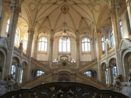 Betrug mit Polizistentrick – 26-Jähriger gesteht vor Gericht Zwei mutmaßliche Mitglieder einer Bande falscher Polizisten stehen vor Gericht. Es geht um eine Beute in Höhe von insgesamt rund 580.000 Euro. (Foto Illustration)