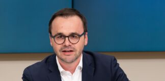 Brandenburg will Polizei gegen rechte Hetze im Netz stärken Brandenburgs Innenminister Jan Redmann zeigt sich besorgt aufgrund einer Zunahme rechter Gewalt. (Archivbild)