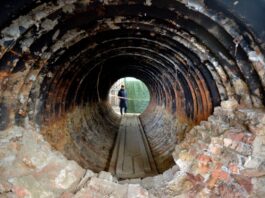 Dokumentation zu legendärem Spionagetunnel mit DDR-Fotos Ein Teilstück des Berliner Spionagetunnels, ausgestellt 2014 in einem Museum. (Archivbild)