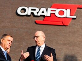 Folienhersteller Orafol steckt 235 Millionen Euro in Werk Orafol-Chef Holger Loclair (links) zeigte Brandenburgs Ministerpräsidenten Dietmar Woidke im Januar die Produktion in Oranienburg. (Archivbild)