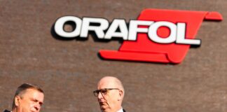 Folienhersteller Orafol steckt 235 Millionen Euro in Werk Orafol-Chef Holger Loclair (links) zeigte Brandenburgs Ministerpräsidenten Dietmar Woidke im Januar die Produktion in Oranienburg. (Archivbild)