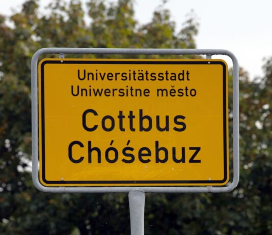 Fackel im Flur: Neue Attacke auf Cottbuser Wohnprojekt In Cottbus nehmen Angriffe und Drohungen gegen die alternative Szene zu. Der Staatsschutz ermittelt zu mehreren Vorfällen aus den vergangenen Tagen.