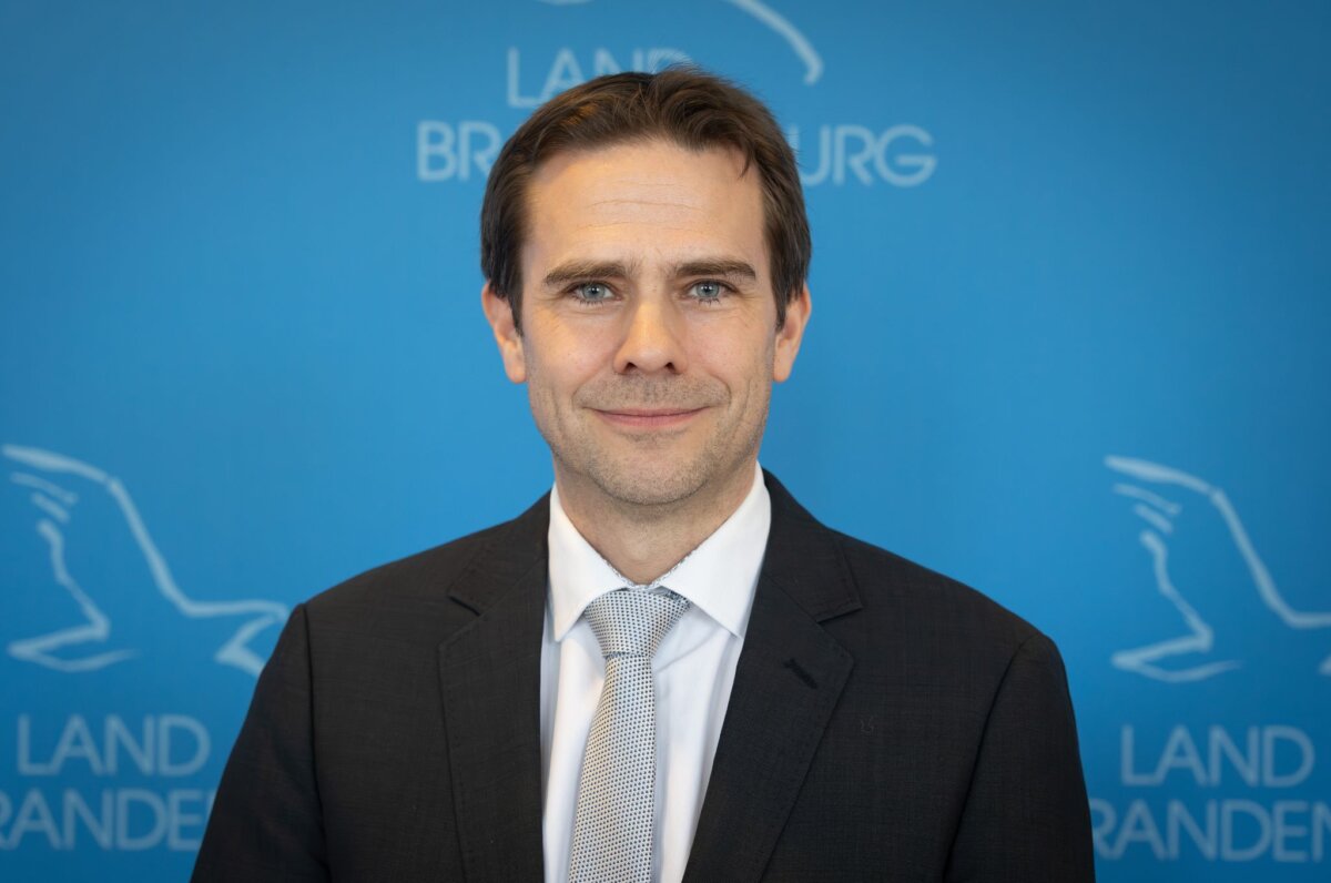 Brandenburger Landesregierung Der Wirtschafts-Staatssekretär Markus Niggemann fällt wegen einer Erkrankung längerfristig aus. (Archivbild)