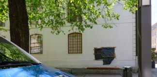 Der Staatsschutz ermittelt, nachdem die Synagoge in Cottbus mit einem rechtsextremistischen Symbol beschmiert worden ist. 