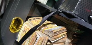 Zoll geht gegen Schwarzarbeit vor – Sechs Männer verhaftet Bei einem Einsatz gegen Schwarzarbeit haben Ermittler auch größere Mengen Bargeld beschlagnahmt.