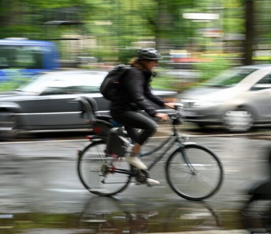 Neue Fahrradroute in Berlin: «Warmes Licht und kühles Bier» In Berlin gibt es viele neue Möglichkeiten, die Geschichte der Stadt auf dem Fahrrad zu entdecken. (Symbolbild)