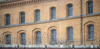 Schutz vor Angriffen in Haft – mehr Geld und Spezial-Schals In der Justizvollzugsanstalt Moabit wird der Einsatz sogenannter stichsicherer Schals erprobt. (Archivbild)