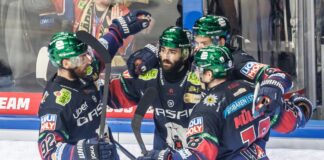 Die Eisbären Berlin hatten auch im zweiten DEL-Finale gegen Mannheim mehrfach Grund zum Jubeln – hier nach dem 2:0 von Liam Kirk (2.v.l.).
