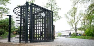Viele Menschen kritisieren die Tore, die für Sicherheit sorgen sollen. (Archivbild)