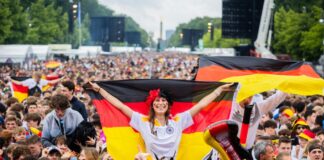 Berlin erlaubt Public Viewing bei deutschen Vorrundenspielen Fußball-Fans in Berlin können sich auch bei WM-Spielen am späten Abend auf Puclic Viewing freuen.