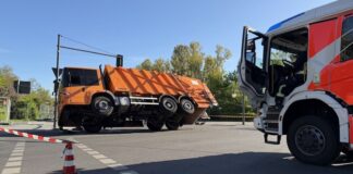 Ein Berliner Müllauto wurde durch einen Unfall auf die Seite gekippt. 
