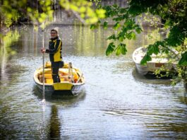 Postbotin per Kahn – «Muskelkater zum Saisonstart inklusive» Andrea Bunar startet in ihre 15. Saison als Kahnpostfrau.
