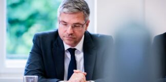 Potsdam: Disziplinarverfahren gegen Ex-Rathauschef beendet Das Disziplinarverfahren gegen den früheren Potsdamer Oberbürgermeister Mike Schubert (SPD) wurde eingestellt. (Archivbild)