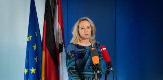 Sie gehe diesen Schritt aus Verantwortung gegenüber der Stadt Berlin und ihren Bürgern, sagte Wedl-Wilson am Freitag.