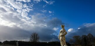 Schauer ziehen ab – Sonne und bis zu 20 Grad ab Mittwoch Regenwolken weichen einem klaren Himmel und Sonnenschein. (Symbolbild)