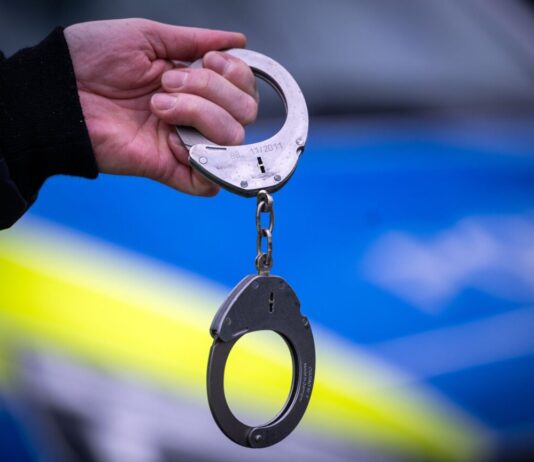 Mieter in Friedrichshain ausgeraubt – Täter festgenommen Einer der beiden mutmaßlichen Täter wurde von der Polizei am Dienstag gestellt. (Symbolbild)