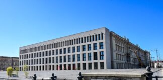 Tödliche Messerstiche: Anklage gegen elf Männer Die Spreepromenade unter dem Humboldt Forum. (Symbolbild)