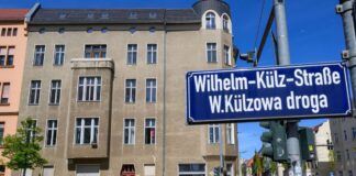 In das Haus Nummer 51 in der Wilhelm-Külz-Straße in Cottbus haben Unbekannte eine brennende Fackel geworfen. Der Staatsschutz ermittelt.