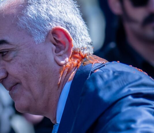 Schah-Sohn Pahlavi mit Tomate beworfen Der iranische Exilpolitiker Reza Pahlavi ist laut Polizei bei seinem Berlin-Besuch mit Tomaten beworfen worden.