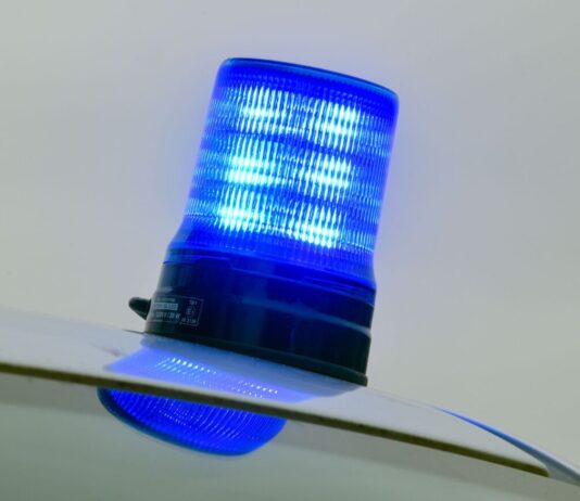 Gewalt nach Abpfiff – Verletzte bei Fußballspiel in Berlin Nach einem Fußballspiel greifen Zuschauer Spieler an und die Polizei wird alarmiert. (Illustration)