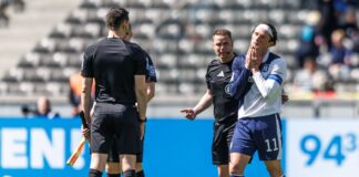 Hertha-Kapitän Fabian Reese spricht mit Schiedsrichter Robert Kampka. 