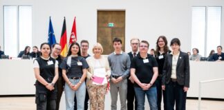 Beim ersten parlamentarischen Jugendforum im Brandenburger Landtag konnten Jugendliche und junge Erwachsene die politischen Abläufe kennenlernen, diskutieren und Wünsche formulieren. 