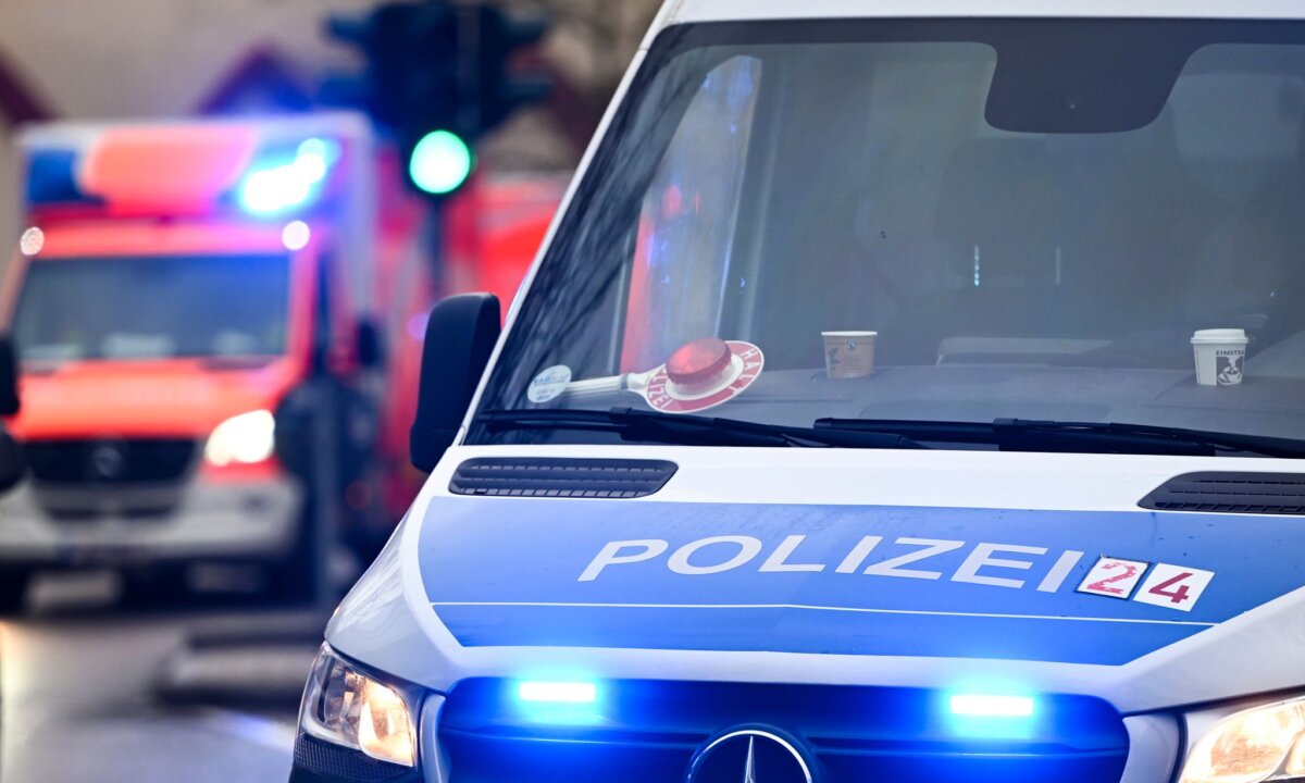 Polizei und Krankenwagen Bei einem Streit zwischen einem Autofahrer und einem Radfahrer wird ein Messer gezogen. (Symbolbild)