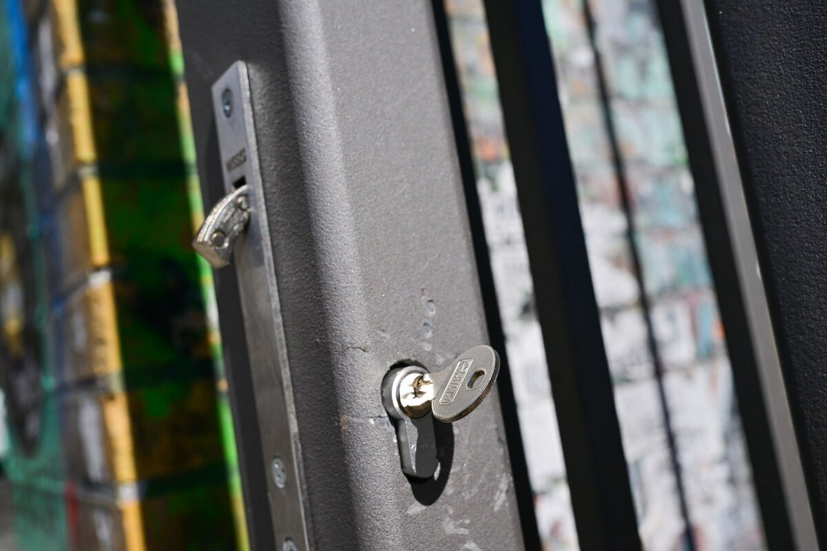 Protest gegen Schließung von Görlitzer Park Ein Schlüssel, der zu Schlössern an den Toren des Görlitzer Parks passt, steckt im Görlitzer Park in einem Tor.