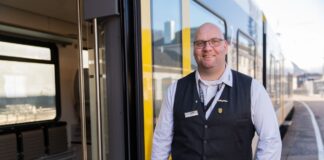 Zugbegleiter trotzt Gewalt und bekommt Ehrung für sein Herz Der Zugbegleiter Ronald-Phillip Tolkiehn erhält den Preis Eisenbahner mit Herz.