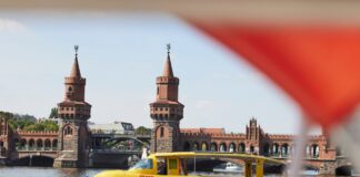 DHL nimmt zweite Paketschiffsroute im Berliner Osten auf Im Osten der Stadt nimmt der Logistikkonzern DHL ein weiteres Solarschiff für den Transport von Paketen in Betrieb. (Archivbild)