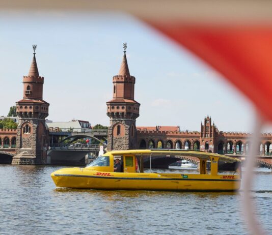 DHL nimmt zweite Paketschiffsroute im Berliner Osten auf Im Osten der Stadt nimmt der Logistikkonzern DHL ein weiteres Solarschiff für den Transport von Paketen in Betrieb. (Archivbild)