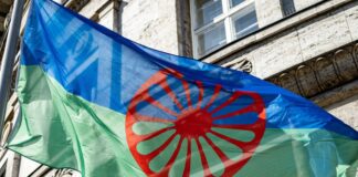 Roma-Fahnen wehen bei Aktionstag gegen Diskriminierung Am Internationalen Roma-Tag wehen in Berlin vielerorts Roma-Flaggen. (Archivbild)