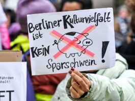 Nach Rücktritt: Verbände sehen Kulturförderung in Gefahr Gegen Kürzungen im Kulturbereich gab es in Berlin massiven Protest. (Archivbild)