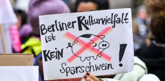 Nach Rücktritt: Verbände sehen Kulturförderung in Gefahr Gegen Kürzungen im Kulturbereich gab es in Berlin massiven Protest. (Archivbild)