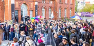 Hunderte Menschen demonstrieren in Cottbus gegen rechte Gewalt.