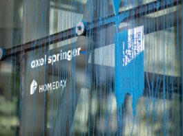 Gruppe «Neue Generation» verspritzt Farbe am Springer-Haus Protestaktion der Gruppe «Neue Generation» mit blauer Farbe.