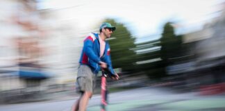 In Berlin ist es wieder zu einem schweren Unfall von Minderjährigen auf einem E-Roller gekommen. (Symbolbild)