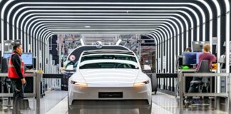 Der Elektroautobauer Tesla will in seiner Fabrik in Grünheide 1.000 Beschäftigte innerhalb weniger Monate neu einstellen. (Archivbild)