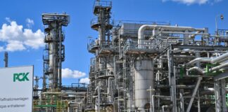 Rosneft prüft Alternativen für Öl aus Kasachstan für PCK Die Raffinerie PCK in Schwedt im Nordosten Brandenburgs muss seit 2023 ohne russischen Öl auskommen. Die Anlage verarbeitet deshalb unter anderem kasachisches Öl, das für die Auslastung wichtig ist. (Archivbild)