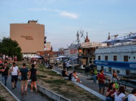 Tausende neue Hotelbetten – Grüne fordern mehr Kontrolle Viele neue Hotelbetten sollen in den nächsten Monaten und Jahren in Berlin entstehen - viele davon in Kreuzberg. (Archivbild)