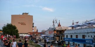 Tausende neue Hotelbetten – Grüne fordern mehr Kontrolle Viele neue Hotelbetten sollen in den nächsten Monaten und Jahren in Berlin entstehen - viele davon in Kreuzberg. (Archivbild)