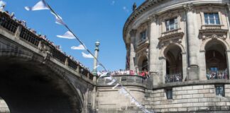Der Verein Flussbad Berlin will weiter dafür kämpfen, dass das Schwimmen in der Spree wieder erlaubt wird. (Archivbild)