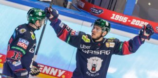 Leonhard Pföderl feiert seinen zweiten Treffer beim 5:1 der Eisbären Berlin im zweiten DEL-Finale gegen die Adler Mannheim.