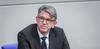 Wolfram Weimer (parteilos), Staatsminister für Kultur und Medien, darf die Betreiber des Berliner Buchladens «Zur schwankenden Weltkugel» nicht als «politische Extremisten» bezeichnen.