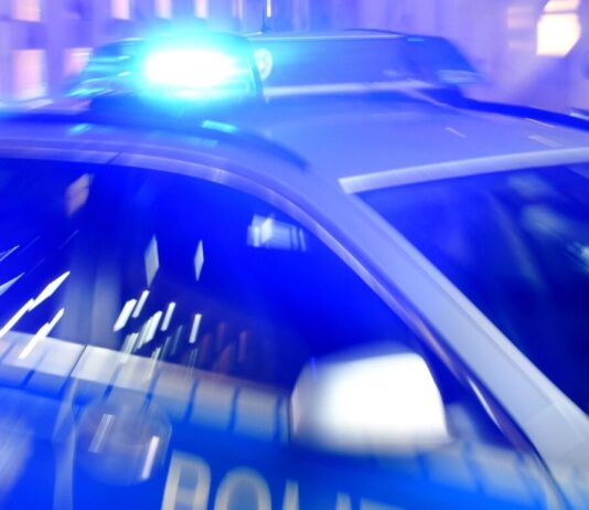 Steinwürfe in Rigaer Straße – Polizist verletzt Die Polizei ermittelt unter anderem wegen gefährlicher Körperverletzung durch einen tätlichen Angriff. (Symbolbild)